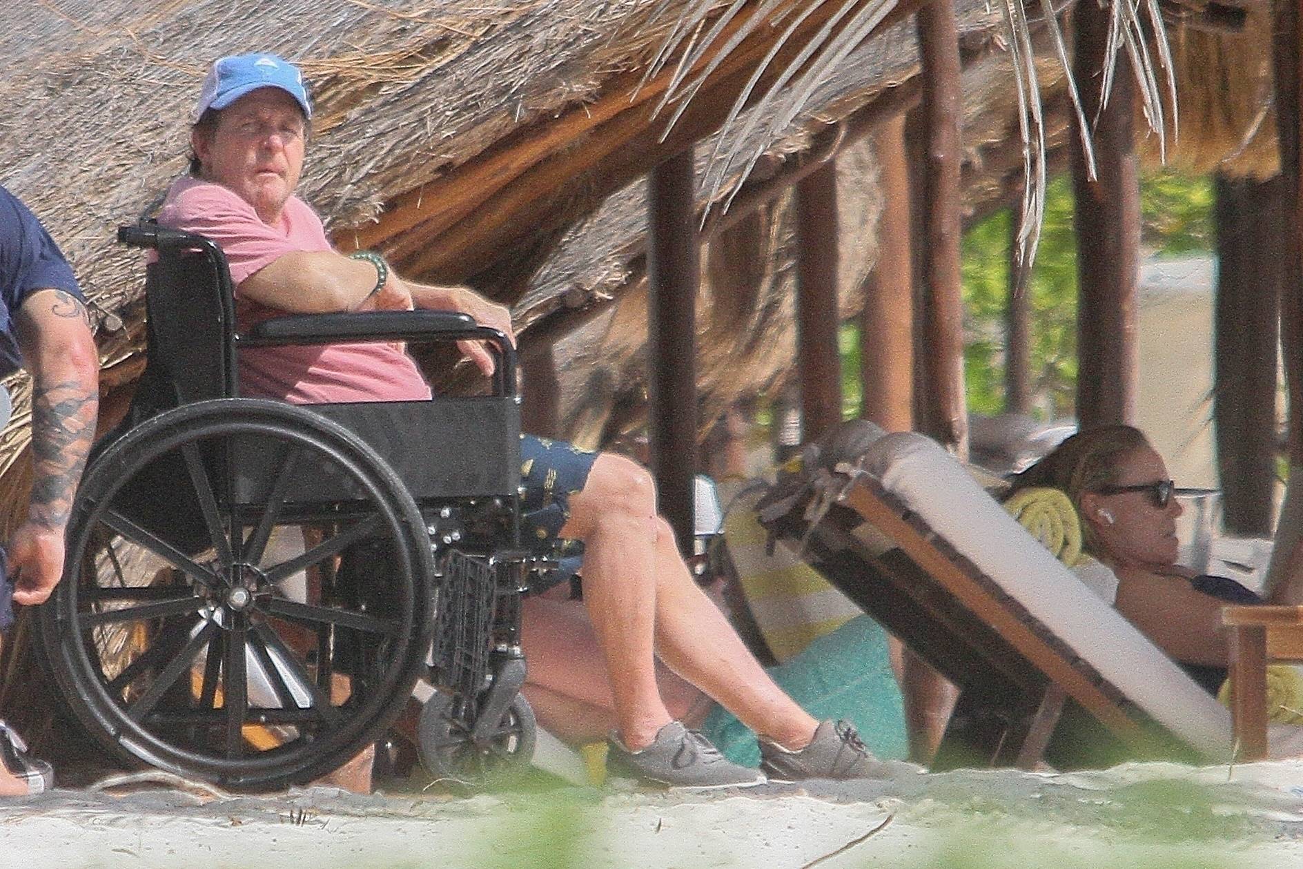 *PREMIUM-EXCLUSIVE* Beloved "Back to the Future" star Michael J. Fox spends New Year in Tulum, Mexico