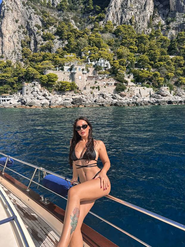 FOTO Mokra u minijaturnom bikiniju: Žanamari se ispružila na jahti pa mamila poglede