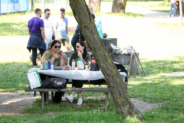 Zagreb: Građani i na Bundeku uz roštilj slave praznik rada 