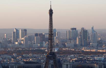 Na Eiffelovom tornju u Parizu osvanuli slogani iranskih prosvjeda kao znak solidarnosti