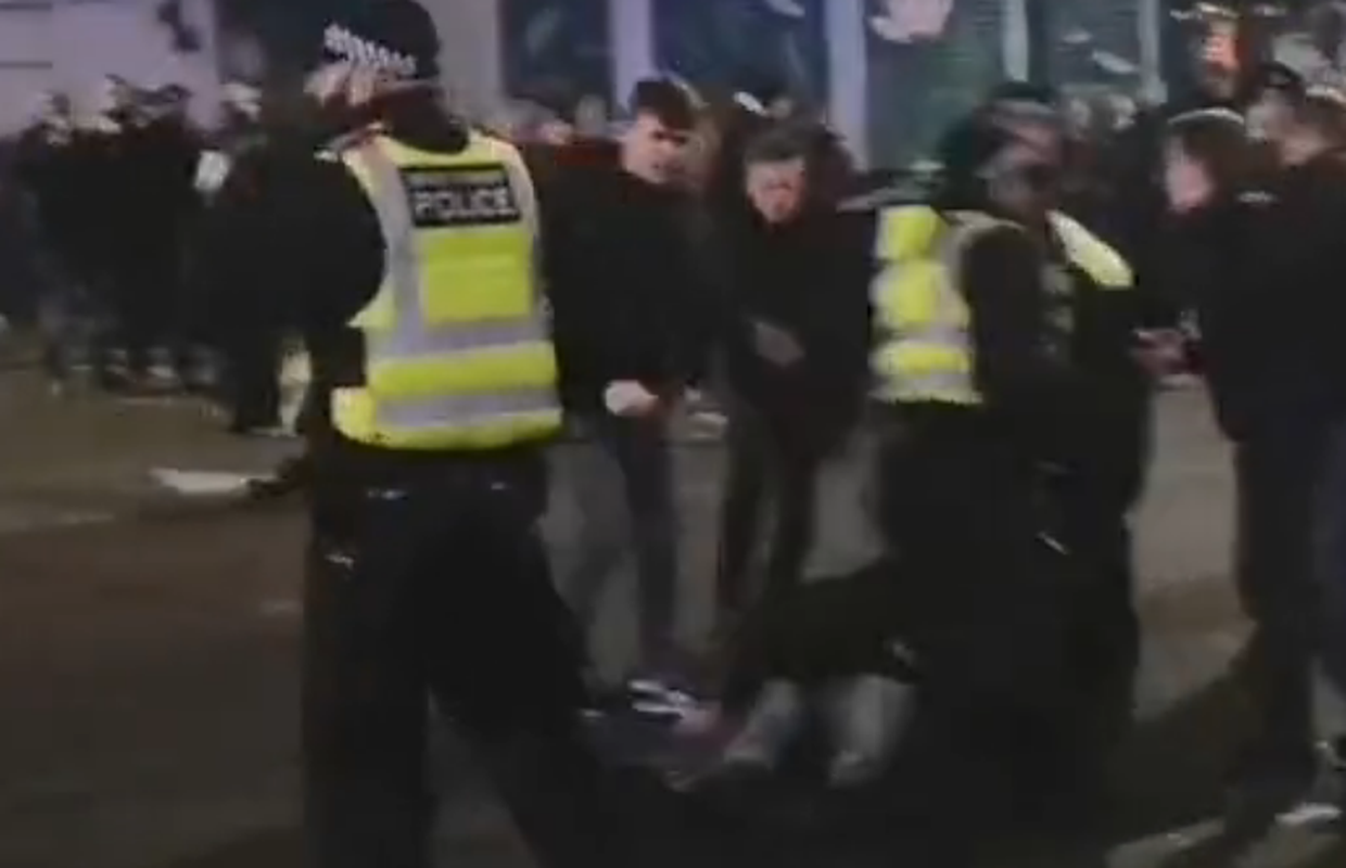 Kaos u Londonu: Opća makljaža huligana West Hama i Spursa. Ovaj je ipak najgore prošao...