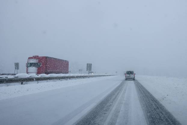 Gospić: Zbog gustog snijega otežani uvjeti vožnje na autocesti