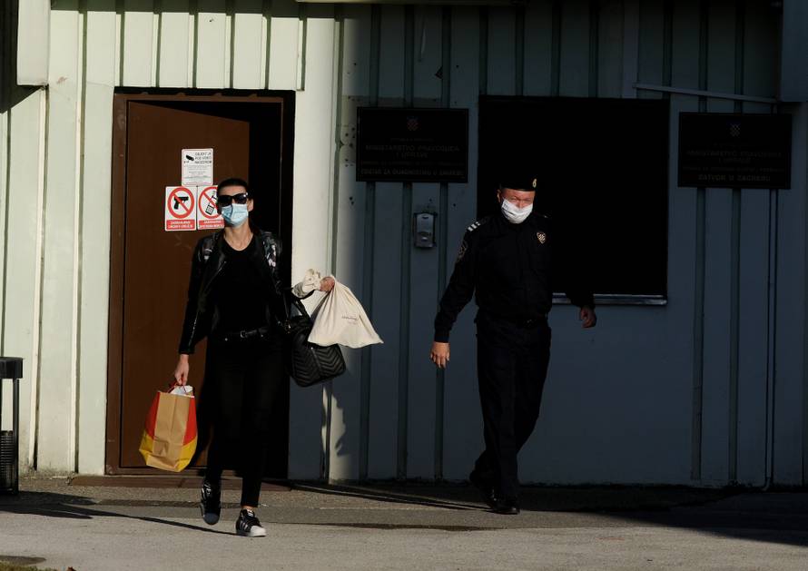 Tajne posrnule kraljice: Žena koja jede žvake i skriva muža