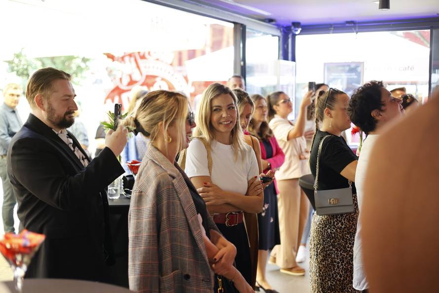 Kraš spaja omiljene okuse i bezvremenske stihove:  Dorina - Okusi svoj hit!