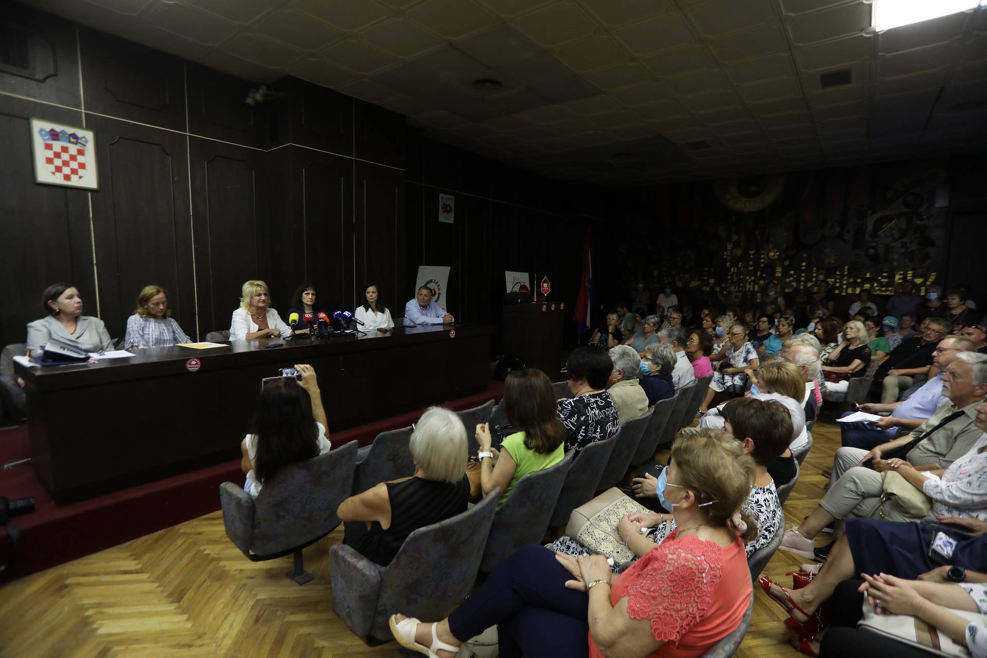 Rijeka: Sindikalna konferencija za medije povodom izvanrednih otkaza na Klinici za onkologiju i radioterapiju