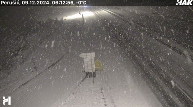 FOTO Pogledajte kako izgledaju ceste kroz Liku!  Pada snijeg, za kamione zatvoreno prema Rijeci