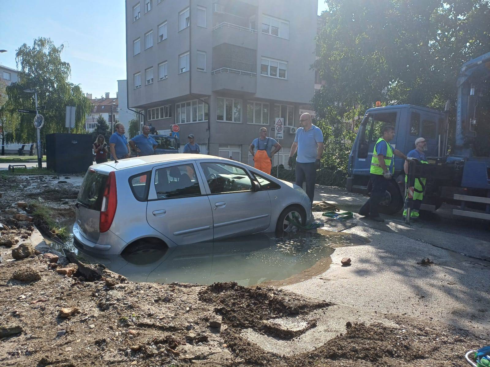 VIDEO Rupetina progutala pola auta na Trešnjevci, voda ušla i u podrume: 'Svi će dobiti odštetu'