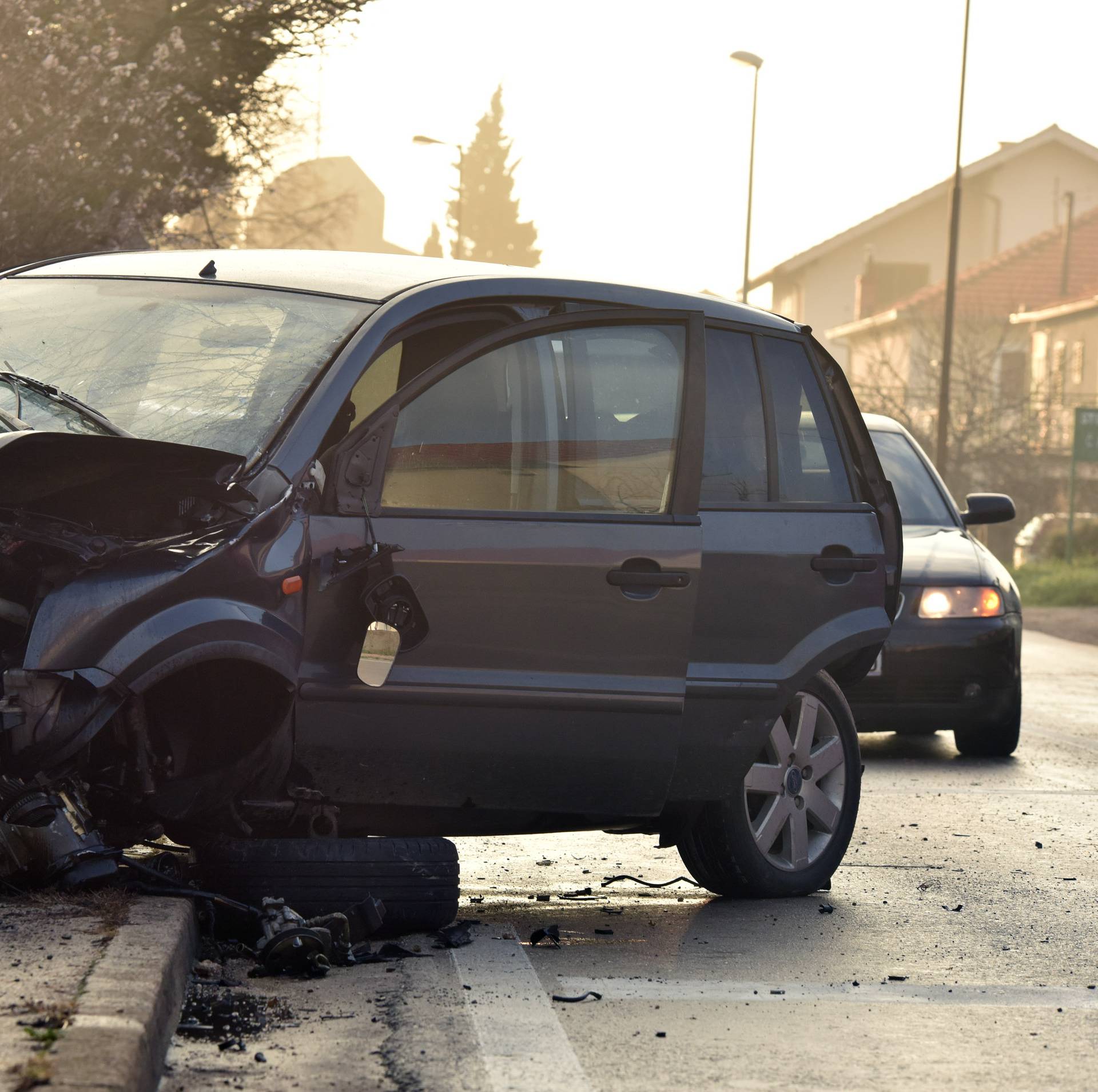 Udarila Fordom u ogradu i zid, motor od siline udarca ispao...