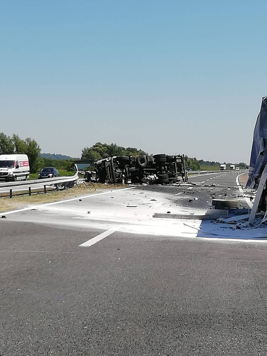 Strašne fotografije: Sudarili se kamioni, jedan probio ogradu