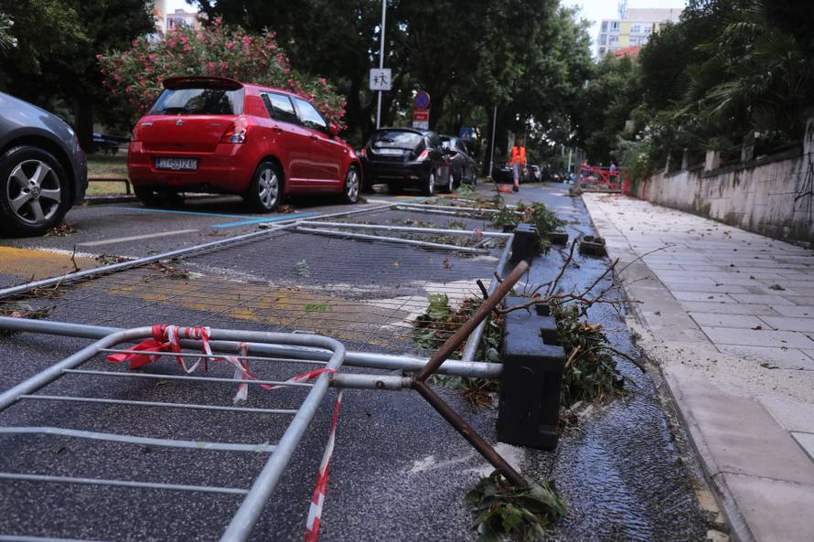 Nevrijeme poharalo Split, vatrogasci imaju pune ruke posla