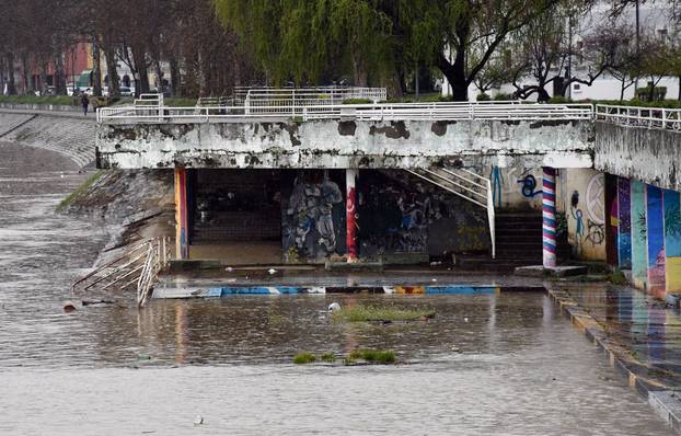 Slavonski Brod: Zbog obilnih kiša naglo raste vodostaj Save