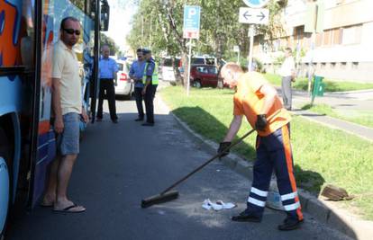 Liječnici se još bore za život žene koja je ispala iz autobusa