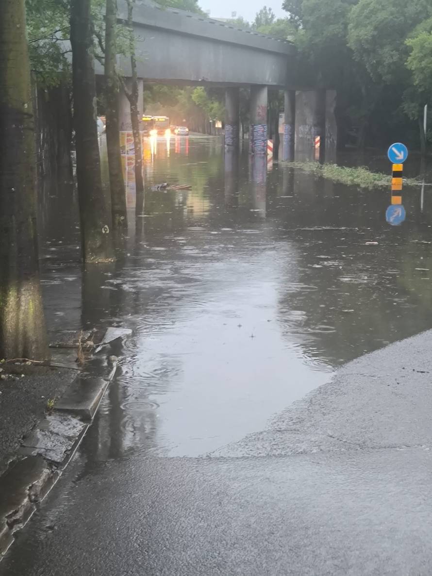 Za četvrtak opet oglasili crveno upozorenje za jednu regiju! Stiže nam još kiše i grmljavine