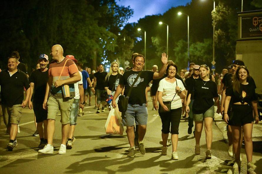 Zagreb: Završio je koncert Marka Perkovića Thompsona, kolone ljudi idu s hipodroma