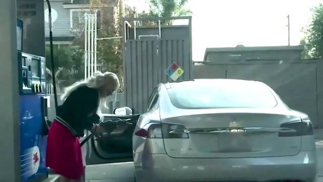 Svi joj se smiju: Žena u Teslu uporno htjela natočiti benzin