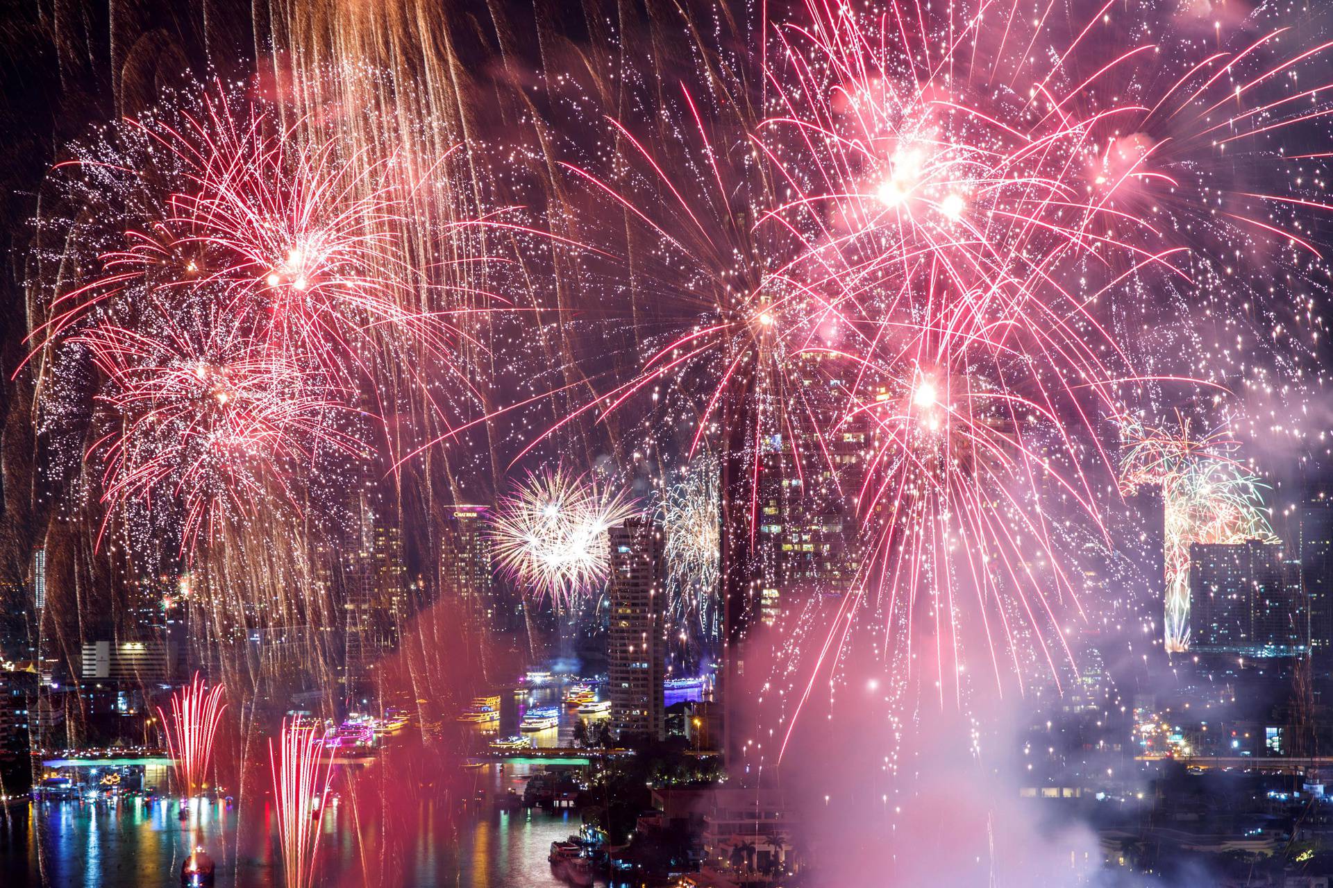 Thailand welcomes New Year with fireworks display