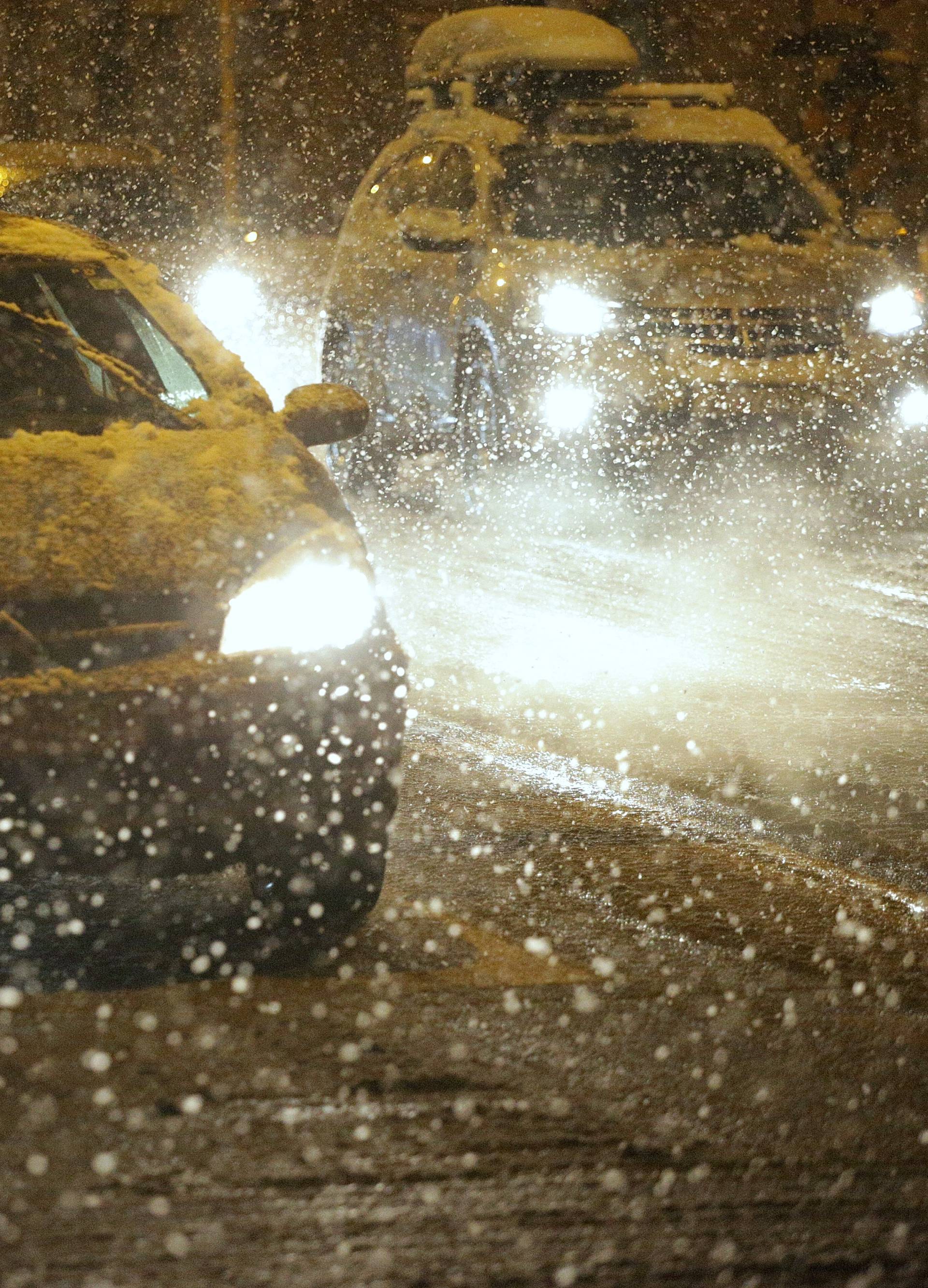 Snijeg opet zameo Hrvatsku, orkanski vjetar blokirao ceste