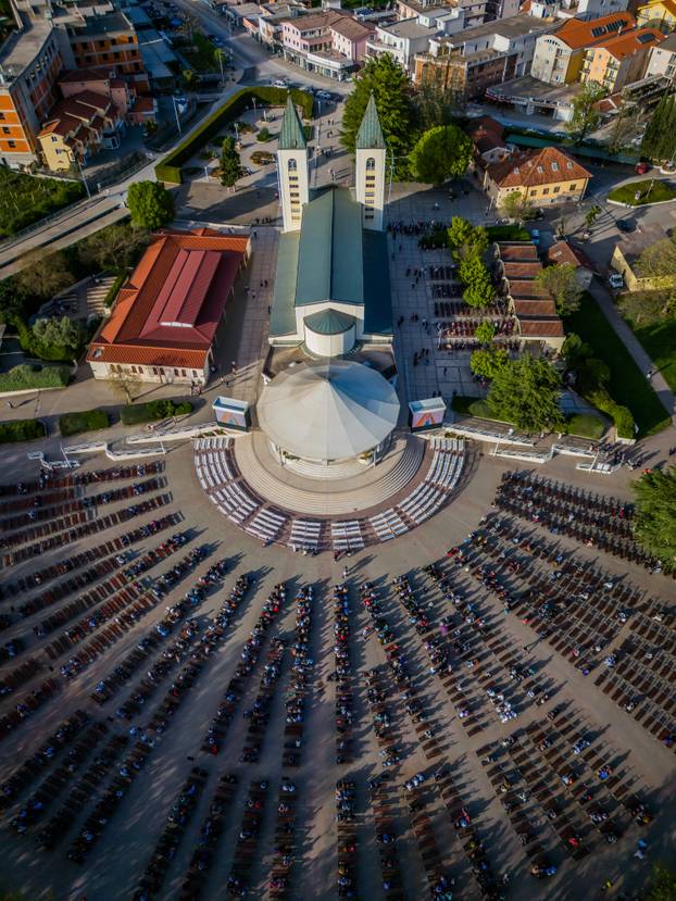 Međugorje: Poslijepodnevna misa ispred crkve sv. Jakova na Uskrs
