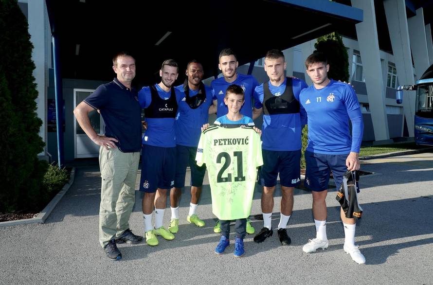 Dinamovi igrači navijaču koji je spasio ulaznice darovali dres