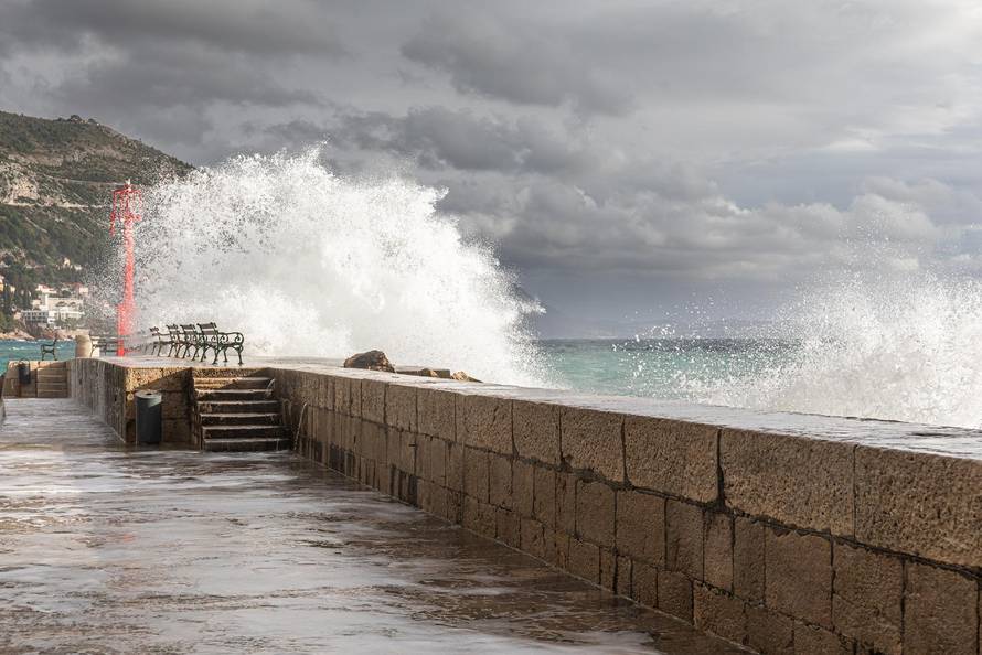 Dubrovnik: Potraga za tijelom muškarca kojeg su povukli valovi je obustavljena