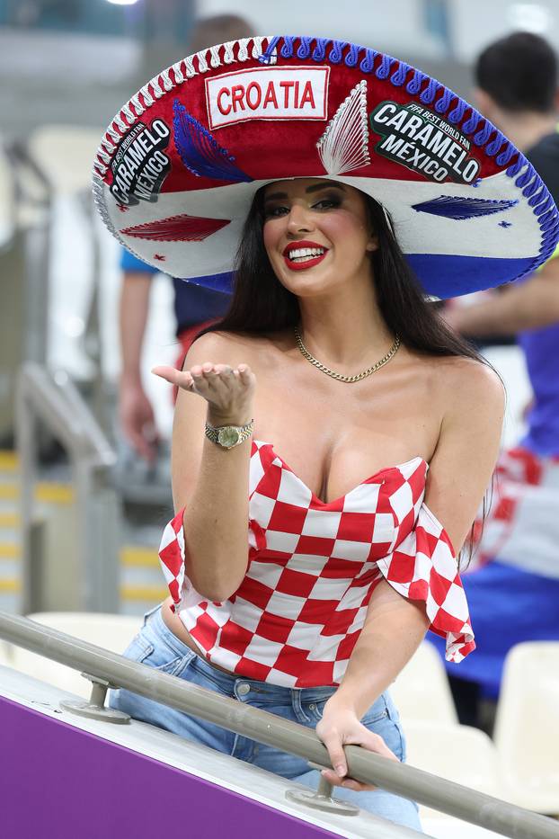 KATAR 2022 - Ivana Knoll na tribinama u društvu navija?a pozirala fotografima