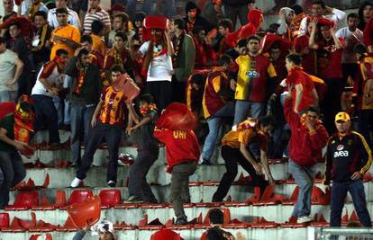 Navijači Galatasaraya demolirali stadion