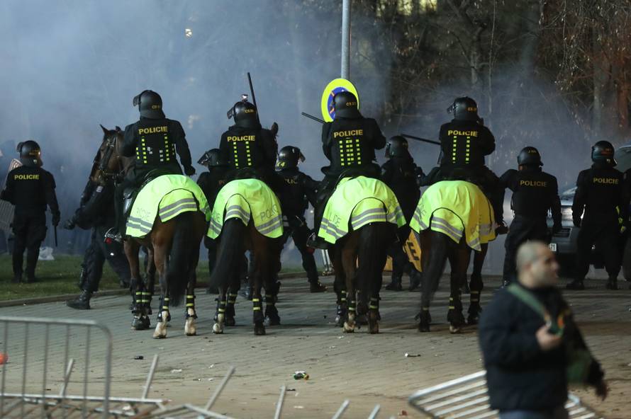 Ponovno su osramotili Dinamo: Boysi zasuli policiju bakljama
