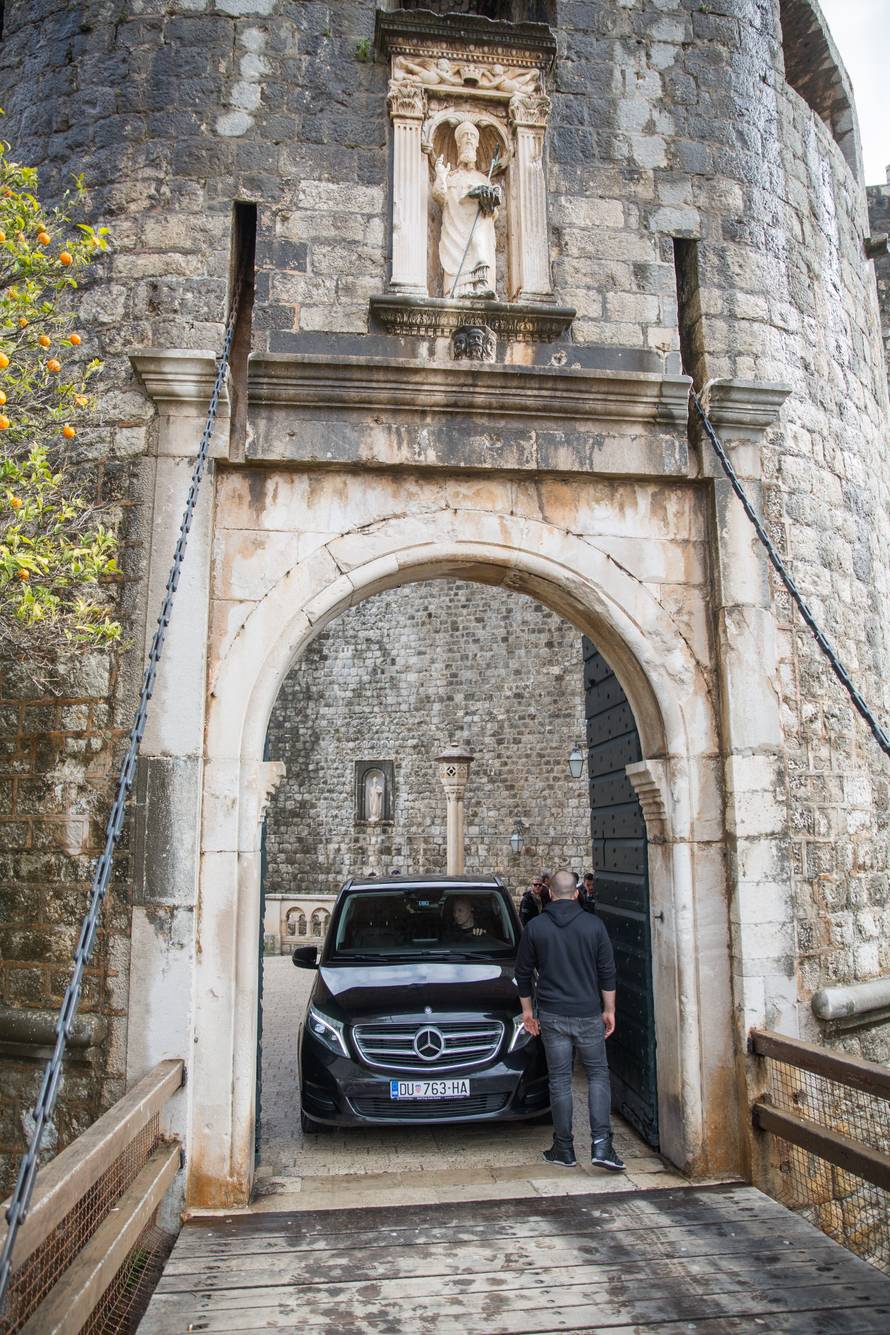 Jon Snow i Cersei snimaju na kuli Bokar, štite ih kišobranima