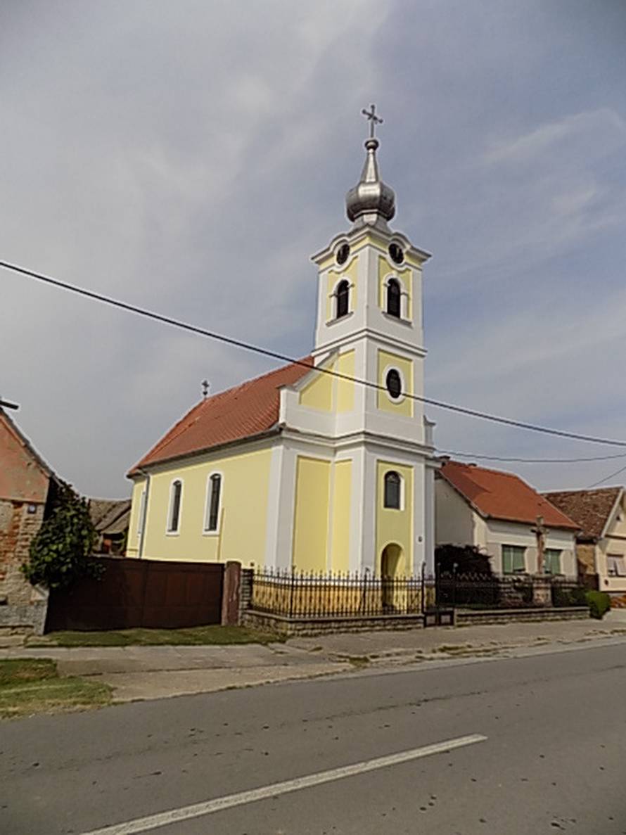 FOTO Crkva u Slavoniji ostala je bez križa, slomio ga je vjetar: 'Šok za sve. Bila sam baš tužna'