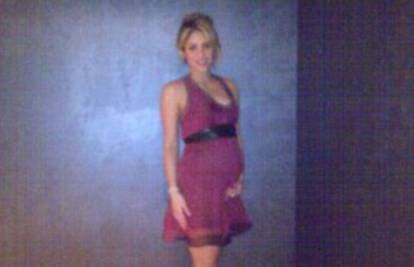 Shakira na 'fejsu' objavila prvu fotografiju trudničkog trbuha