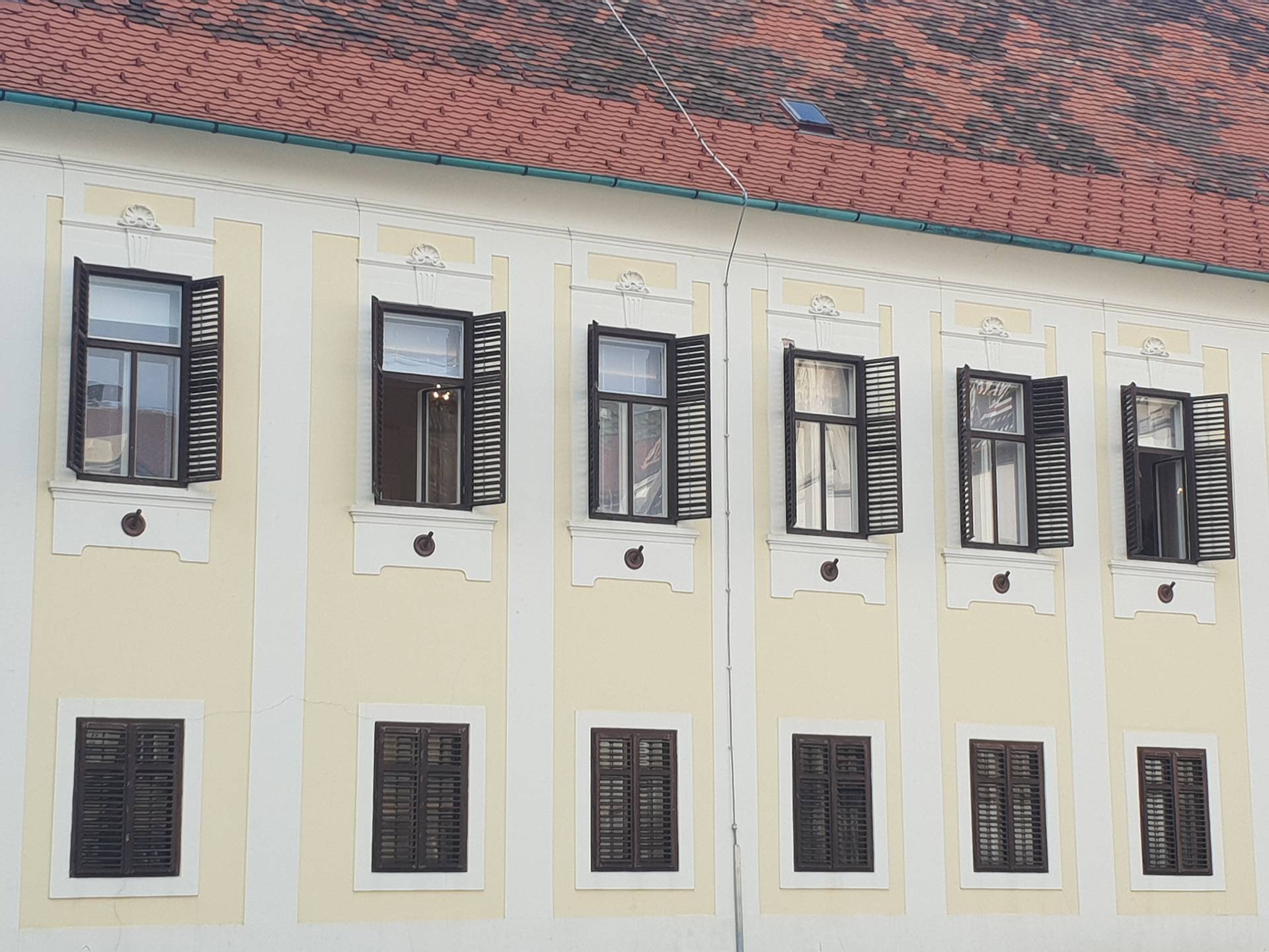 Propuh u Vladi: Širom otvorili prozore zbog sjednice VNS-a
