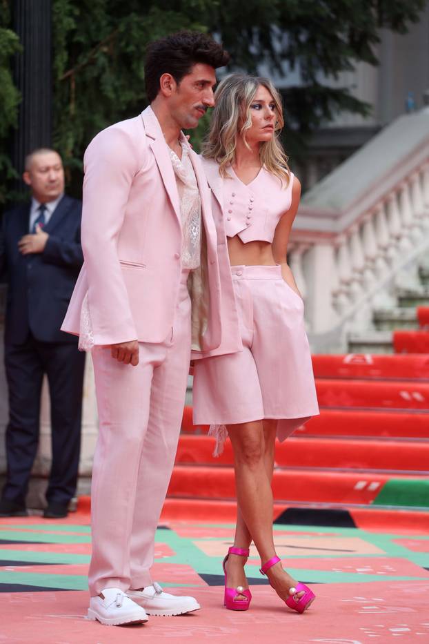 Modno usklađeni glumci Tihana Lazović Trifunović i Slavko Sobin prošetali su crvenim tepihom Sarajevo film festivala