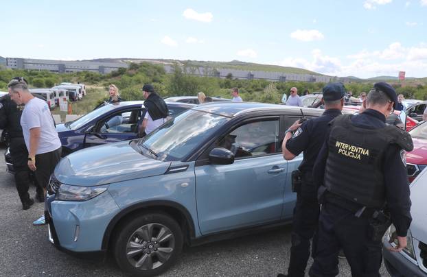 Navijači Rijeke na izlazu Dugopolje uz policijsku pratnju nastavljaju prema Poljudu