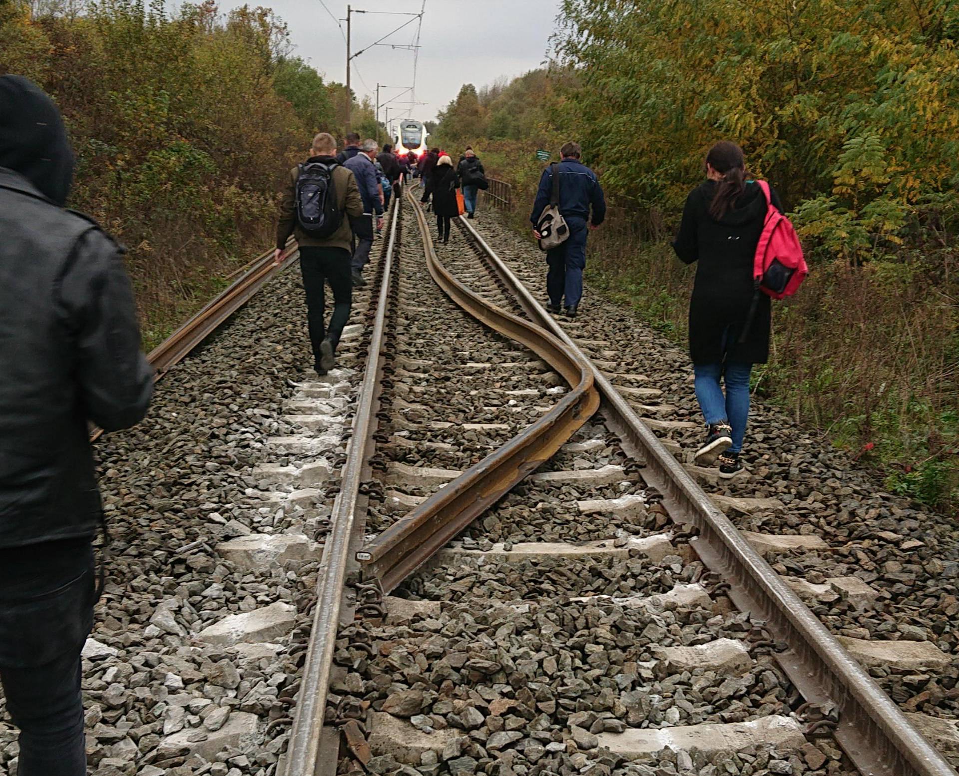Nesreća blizu Vrbovca: Vlak sa 68 putnika iskočio iz tračnica