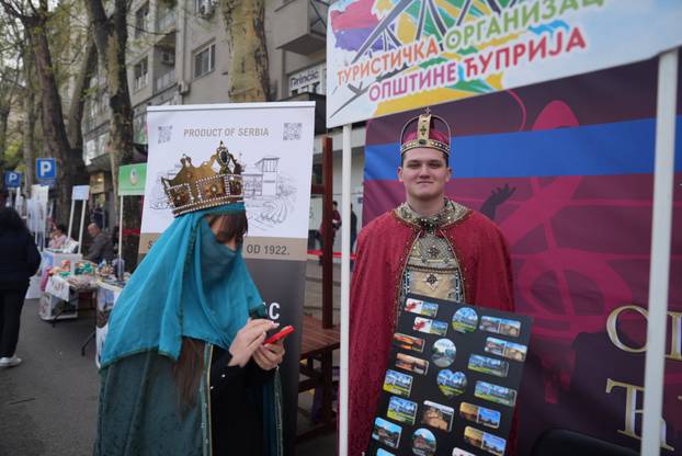 Beograd: Pripreme za trodnevni skup Pokreta za narod i drzavu ispred Narodne skupštine 