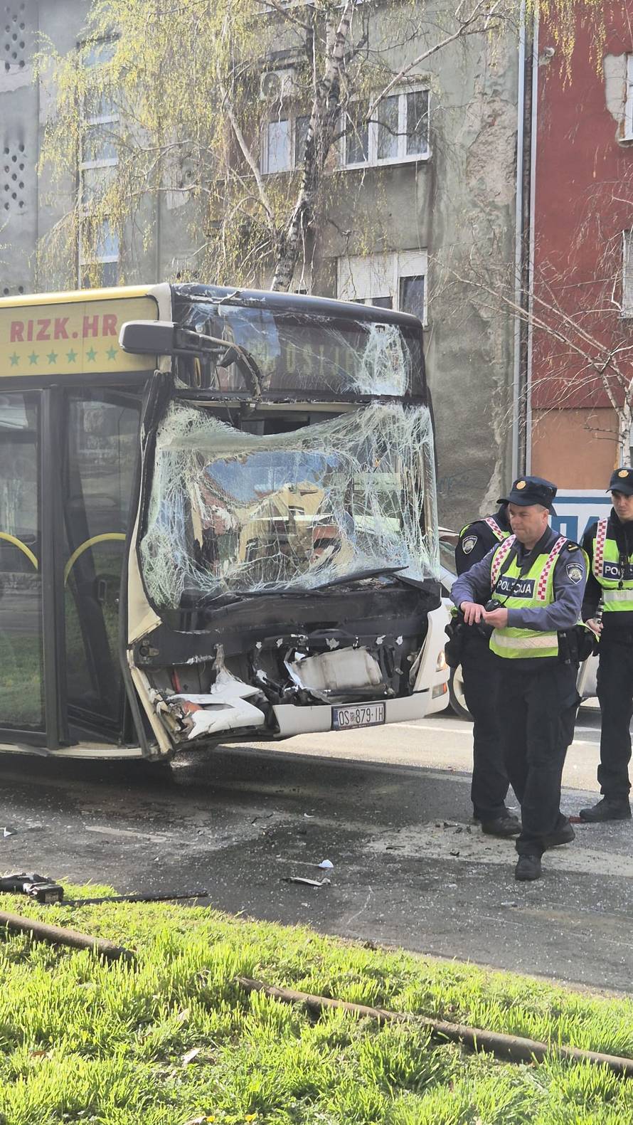 Užas u Osijeku: Sudarila su se dva autobusa. Hitna pomoć je na terenu, puno je ozlijeđenih