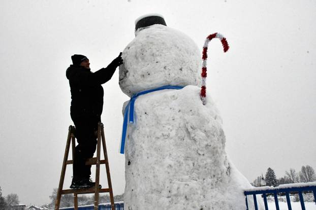 FOTO Slavonski Brod dobio ogromnog snjegovića: Visok je gotovo tri i pol metra