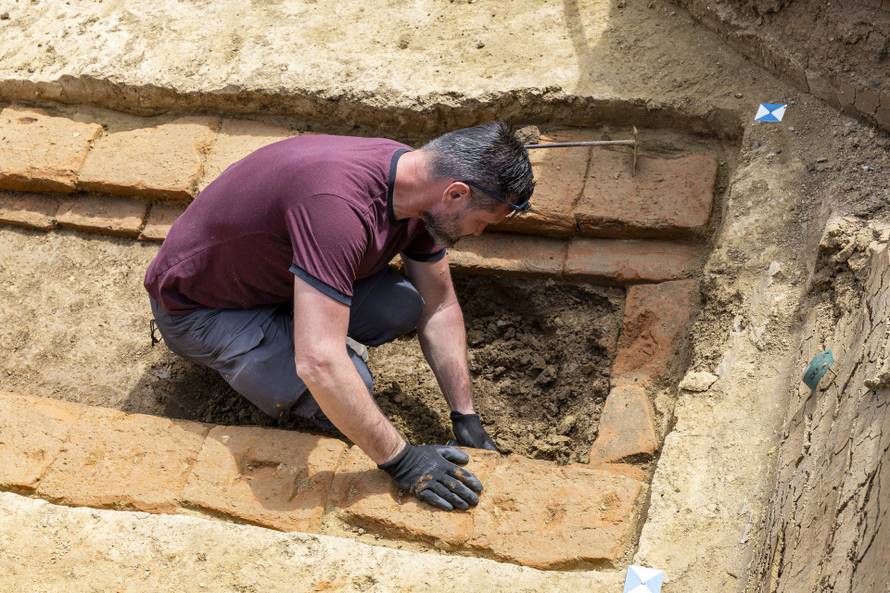 Vinkovci: Arheolozi muzeja Vinkovci pronašli su zidanu rimsku grobnicu iz četvrtog stoljeća