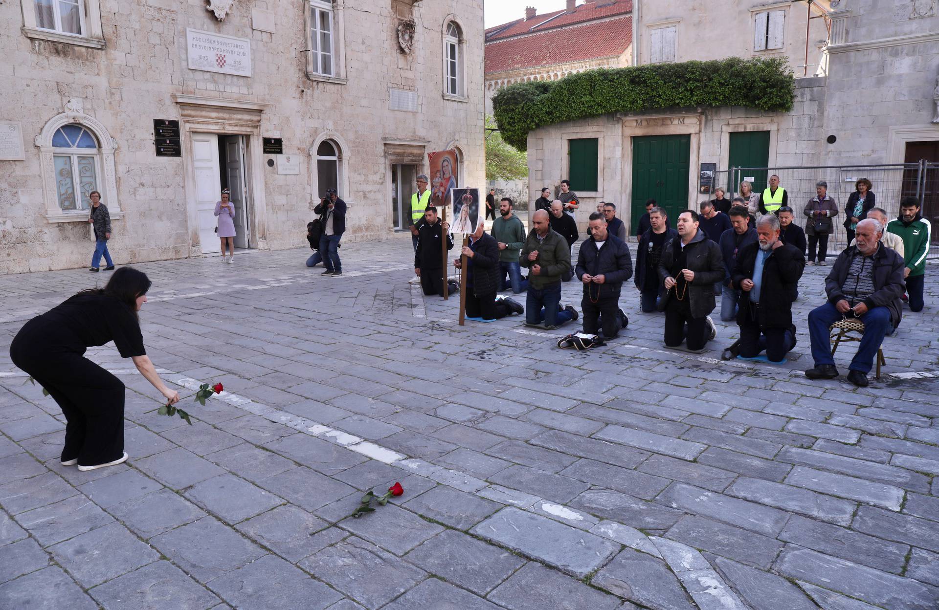 
Trogir: Prosvjed protiv molitelja krunice "Tiha misa" Arijane Lekić-Fridrih 