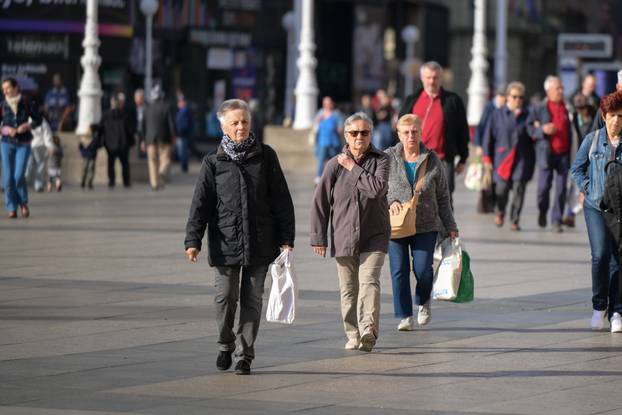 Zagreb: Iznimno toplo vrijeme izmamilo građane u šetnju gradom