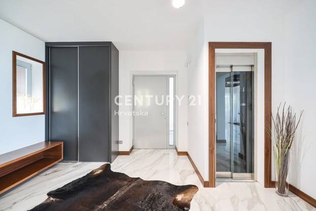 FOTO Vila na Dugom otoku je prvi red do mora i ima bazen! Pogodite za koliko se prodaje