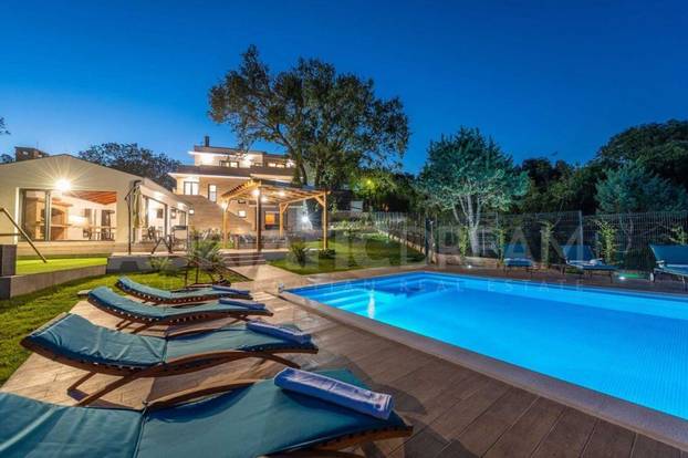 FOTO Privatna plaža i infinity bazen: Moderna vila blizu Zadra prodaje se za 3 milijuna eura