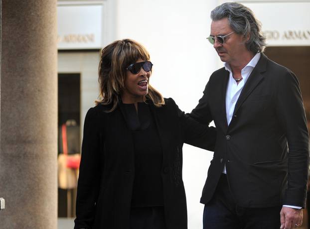 ** Minumum WEB USAGE FEE ** Milan, Tina Turner and her husband shopping Armani