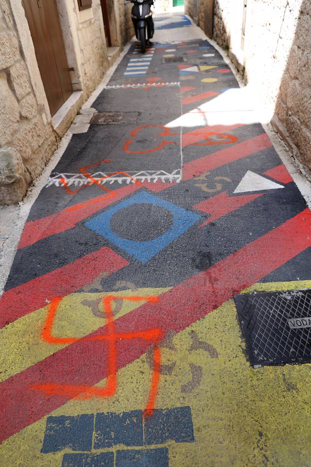 Na umjetničko djelo u Trogiru netko je naslikao simbol svastike