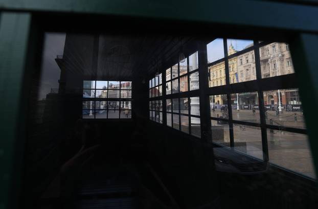 Zagreb: Postavljanje adventskih kućica na Trgu bana Josipa Jelačića