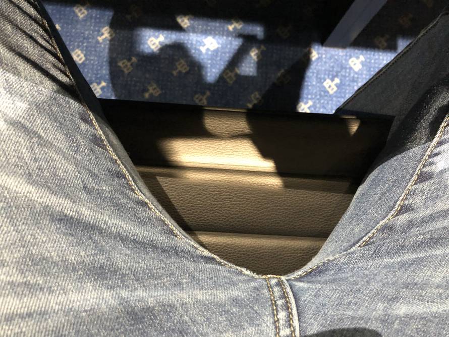 Vlada i stožer u NSK sjede na stolicama koje u trgovini vrijede oko tri tisuće eura. Po komadu