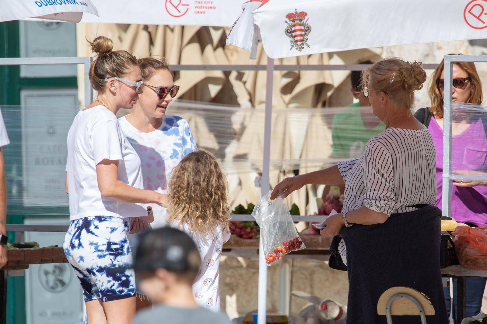 Dubrovnik: Sestre Ecclestone djeci na tržnici kupile trešnje