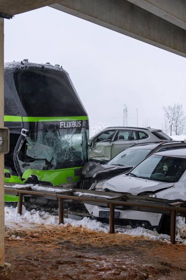 Lančani sudar busa i pet automobila kod Gospića