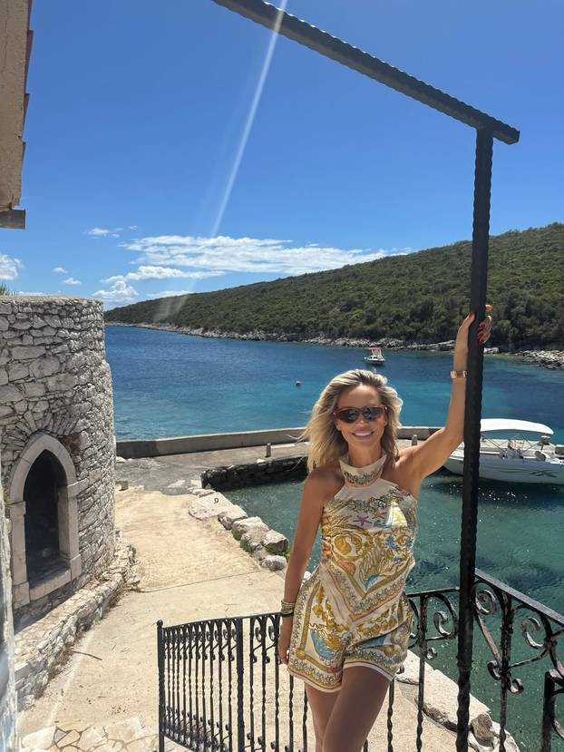 FOTO Maja Šuput voli Versace: Pogledajte njene badiće, luftiće, torbice, papuče i kućni ogrtač