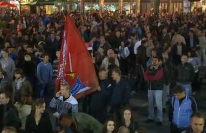 Beograd u blokadi, protivnici Pridea policiju gađali bocama